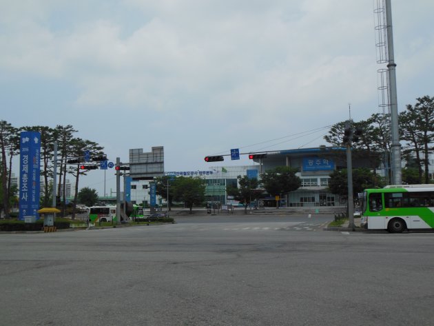 駅前のロータリーから撮影した光州駅